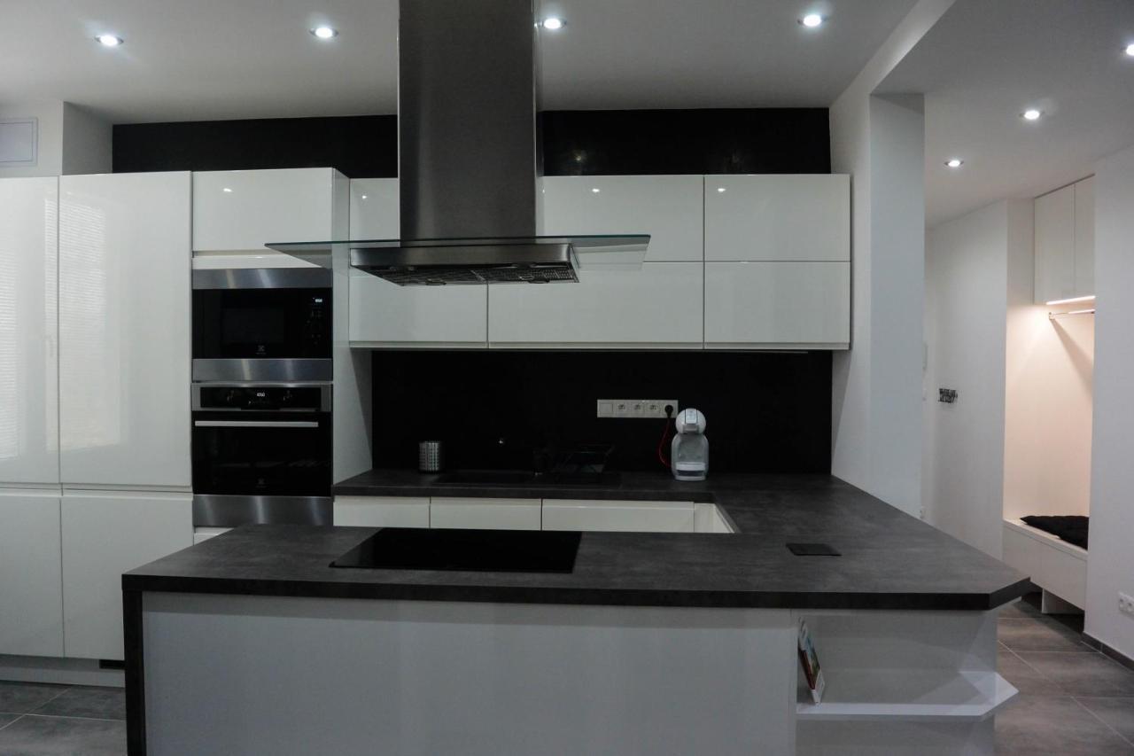 Rr Bus Station Apartment Bratislava Extérieur photo